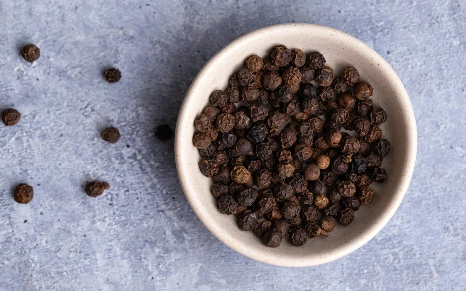 Whole black pepper sample in a grading dish